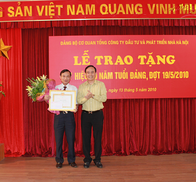 Trao tang huy hieu 30 nam tuoi dang dot 19.5.bmp