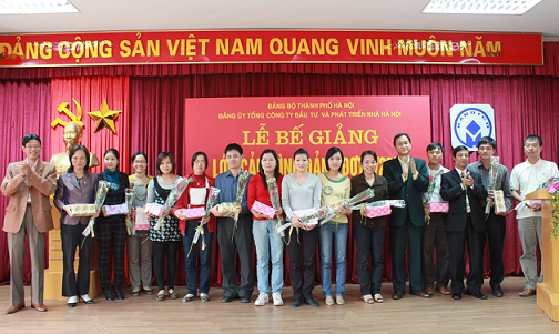 Lop cam tinh Dang 2009 - trao GCN .bmp